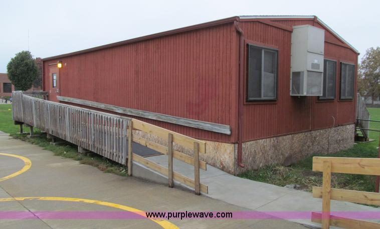 image for item J3371 2002 Forest River modular building