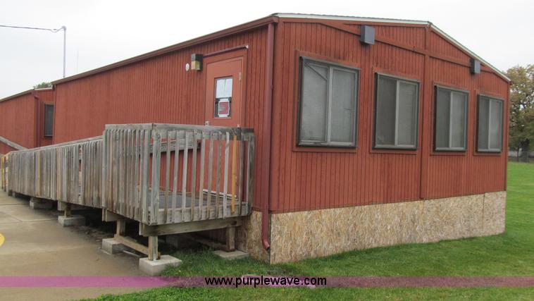 image for item J3372 2002 Forest River modular building