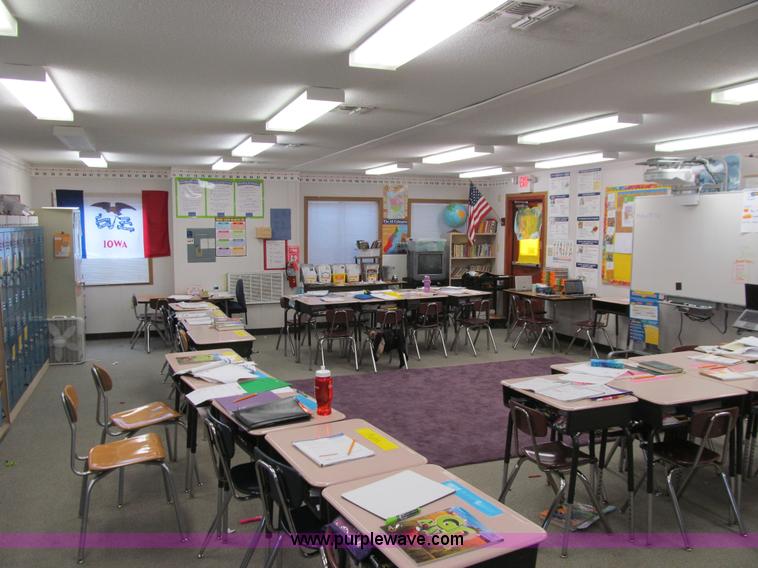 image for item J3372 2002 Forest River modular building