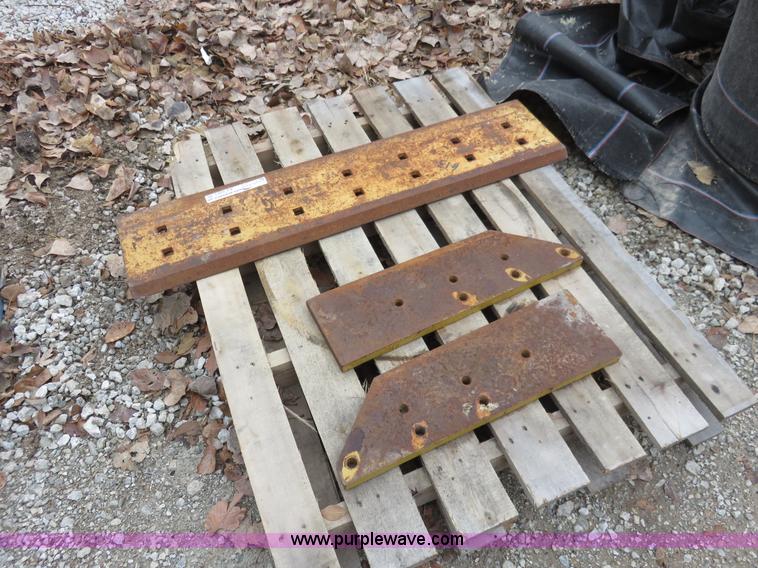 image for item AV9303 Caterpillar 613 cutting edges