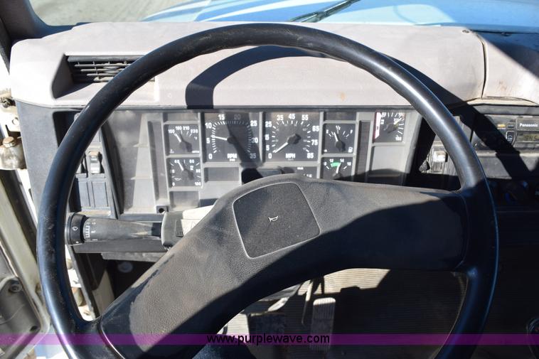 image for item H1336 1997 International 4700 dump truck