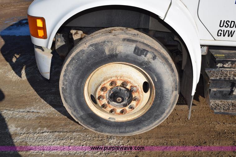 image for item H1336 1997 International 4700 dump truck