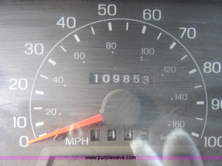 image for item I2316 2001 Ford F350 XL flatbed truck