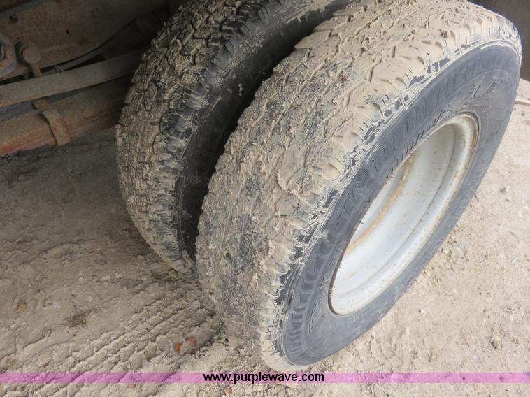 image for item I2316 2001 Ford F350 XL flatbed truck