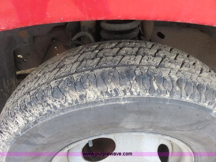 image for item I2316 2001 Ford F350 XL flatbed truck