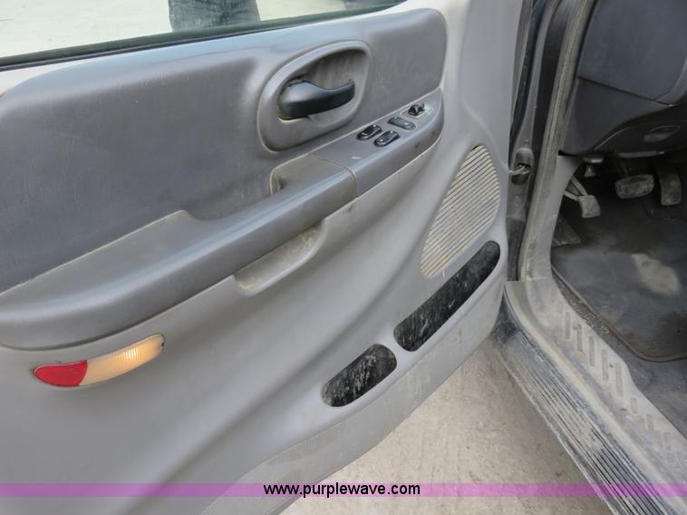 image for item I2335 2002 Ford F150 XLT SuperCab pickup truck