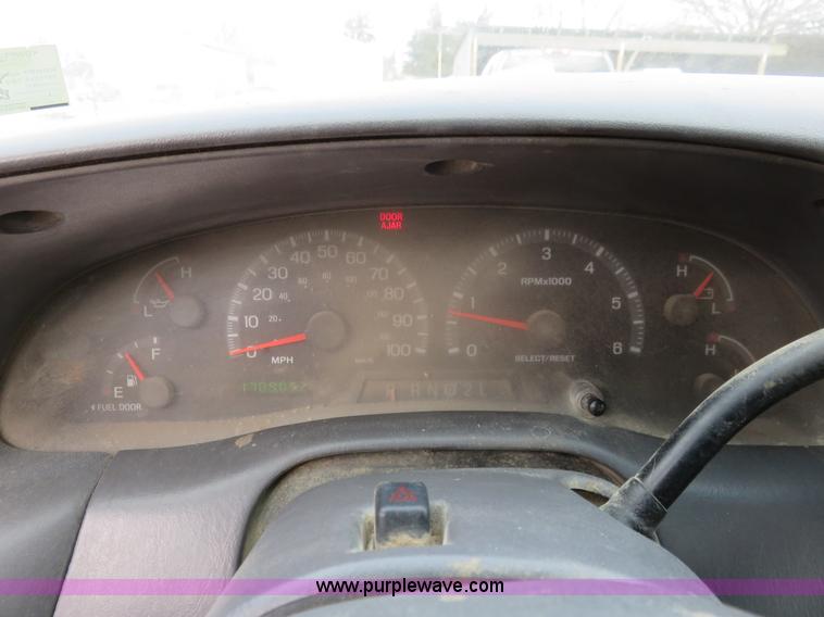 image for item I2335 2002 Ford F150 XLT SuperCab pickup truck