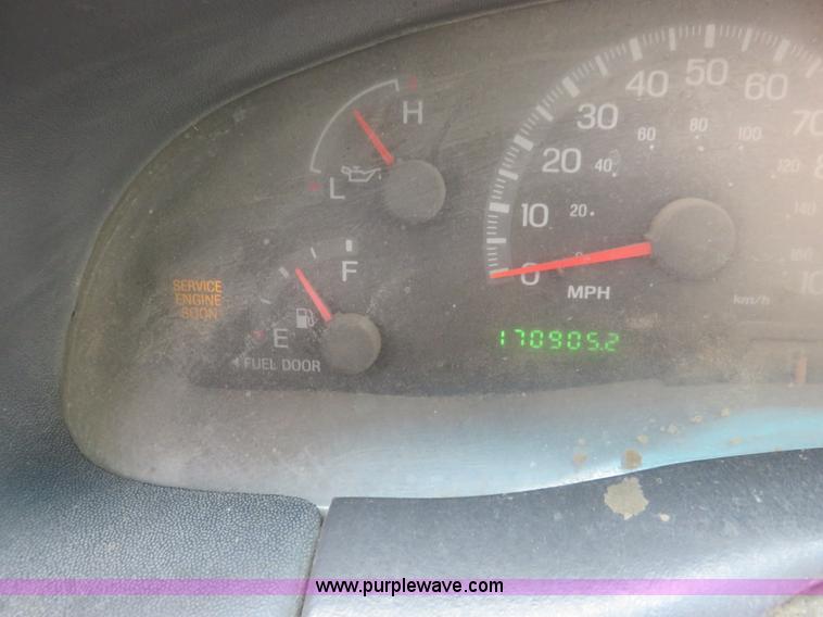 image for item I2335 2002 Ford F150 XLT SuperCab pickup truck