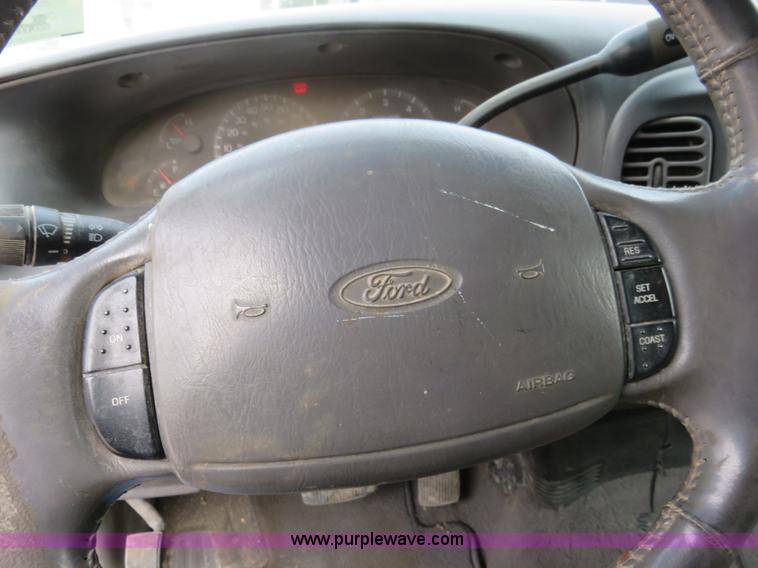 image for item I2335 2002 Ford F150 XLT SuperCab pickup truck