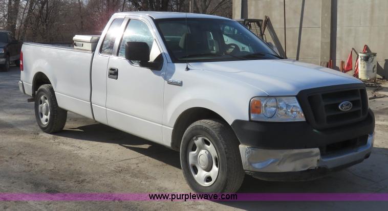image for item I2342 2005 Ford F150 XL pickup truck