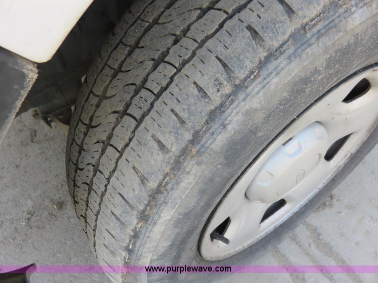 image for item I2342 2005 Ford F150 XL pickup truck