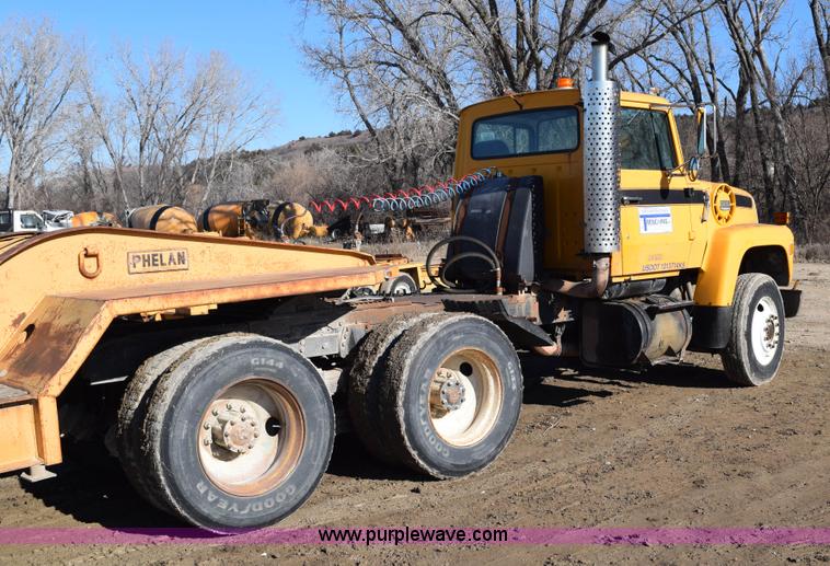 image for item I2367 1980 Ford 9000 semi truck