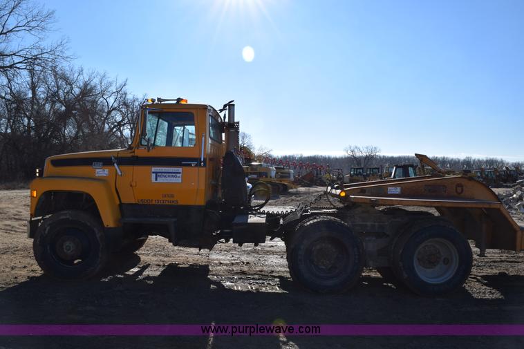 image for item I2367 1980 Ford 9000 semi truck