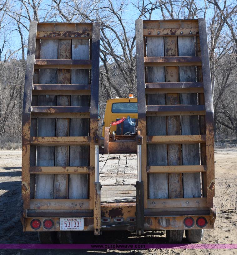 image for item I2368 1982 Phelan WT-25K low boy trailer