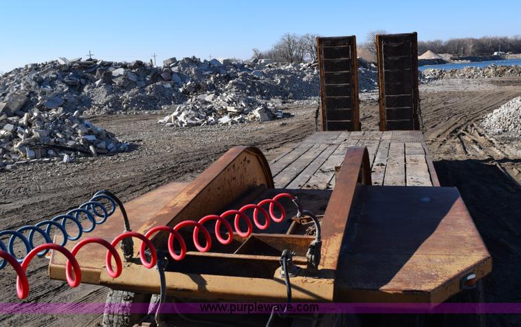 image for item I2368 1982 Phelan WT-25K low boy trailer