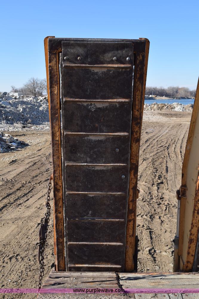 image for item I2368 1982 Phelan WT-25K low boy trailer