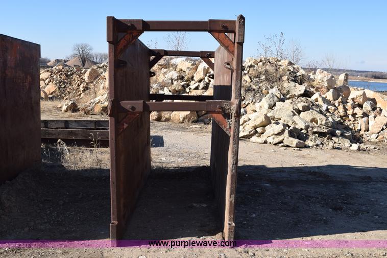 image for item I2373 Trench box