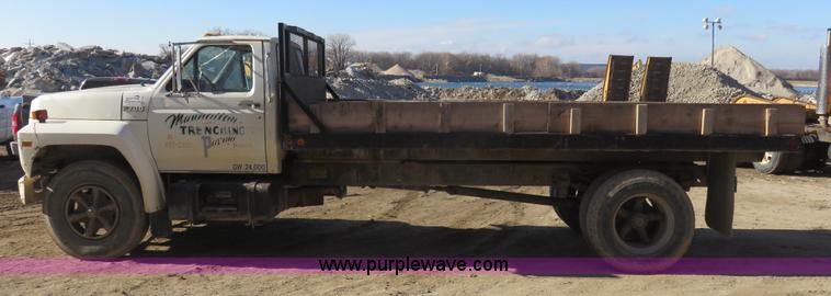 image for item I2380 1987 Ford F700 dump truck
