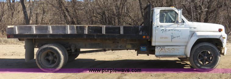 image for item I2380 1987 Ford F700 dump truck