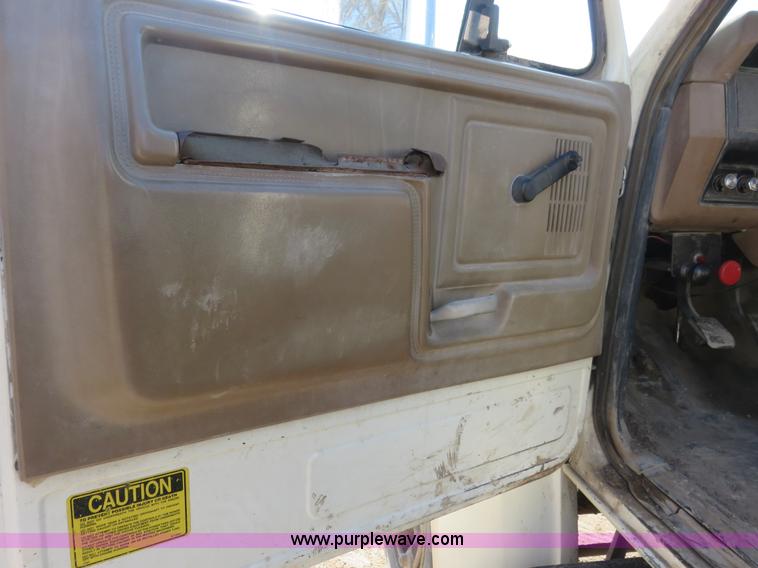 image for item I2380 1987 Ford F700 dump truck