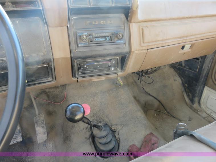 image for item I2380 1987 Ford F700 dump truck