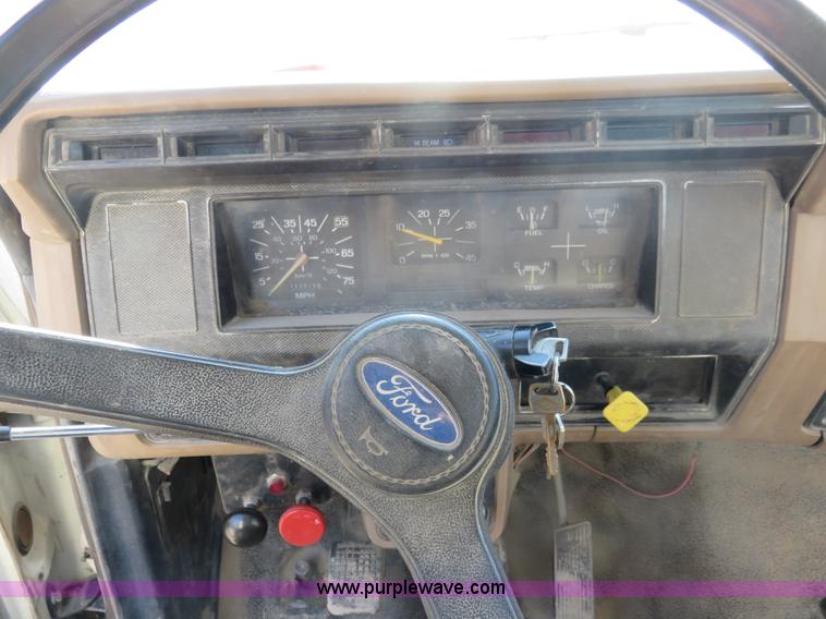 image for item I2380 1987 Ford F700 dump truck