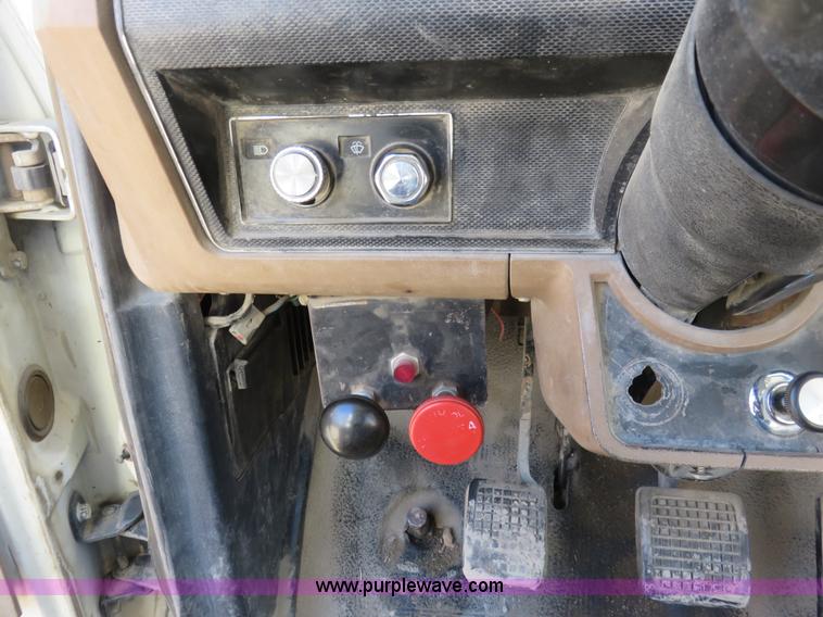 image for item I2380 1987 Ford F700 dump truck