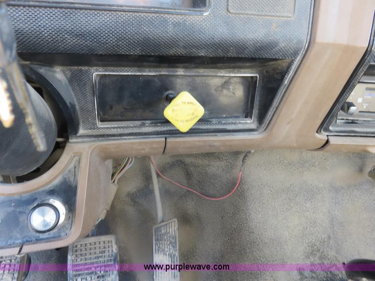 image for item I2380 1987 Ford F700 dump truck