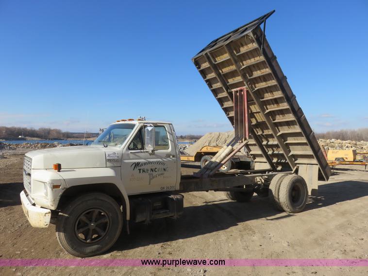 image for item I2380 1987 Ford F700 dump truck