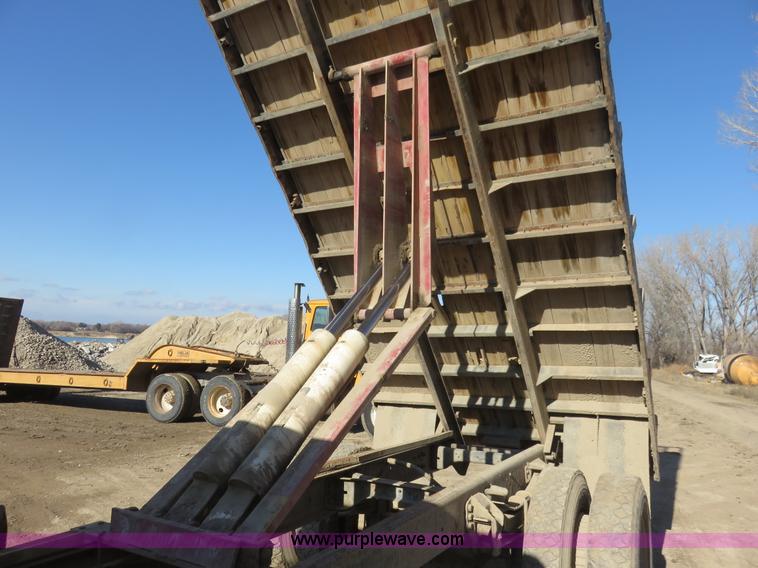 image for item I2380 1987 Ford F700 dump truck