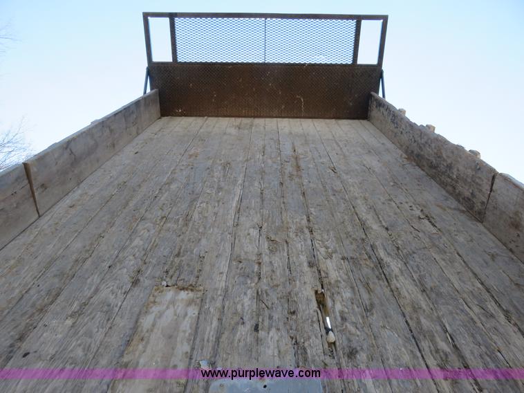 image for item I2380 1987 Ford F700 dump truck