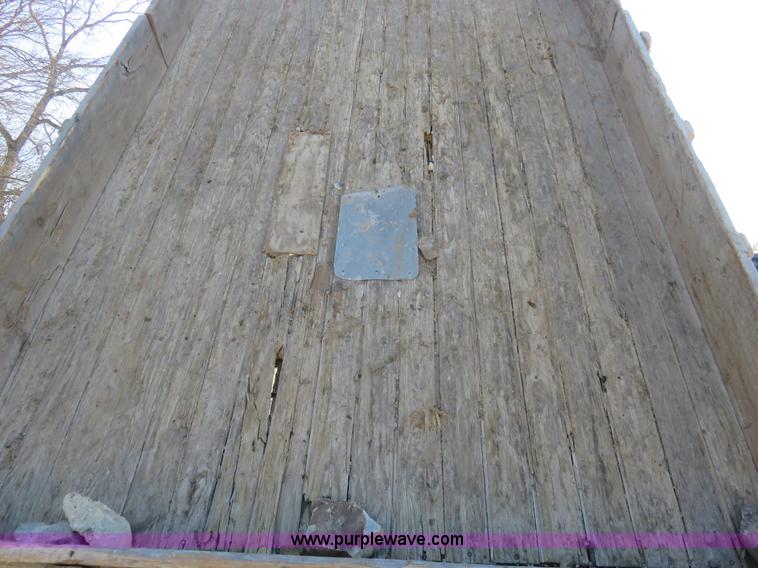 image for item I2380 1987 Ford F700 dump truck