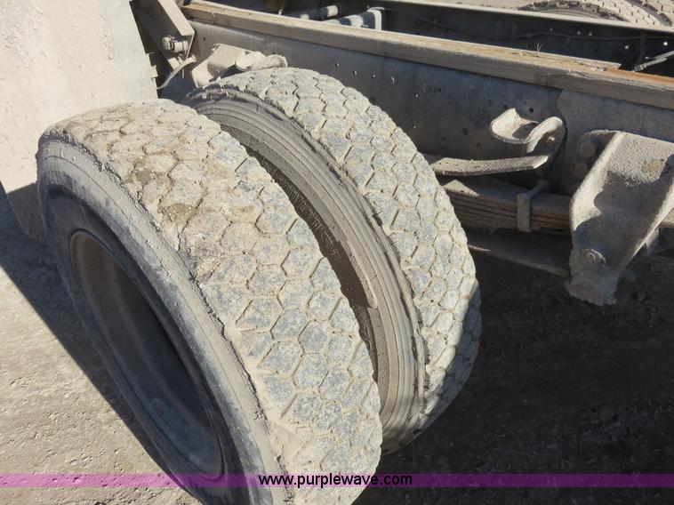 image for item I2380 1987 Ford F700 dump truck