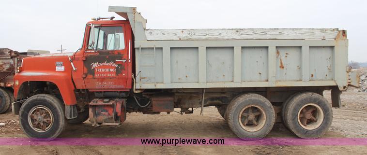 image for item I2443 1979 Ford 8000 dump truck