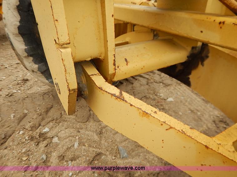 image for item I2445 Royal 80 articulated motor grader