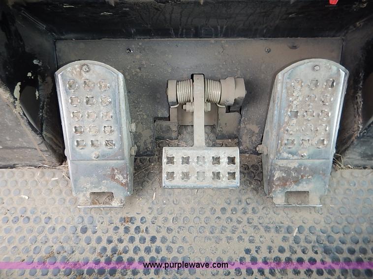 image for item I2446 1998 Caterpillar 953C track loader