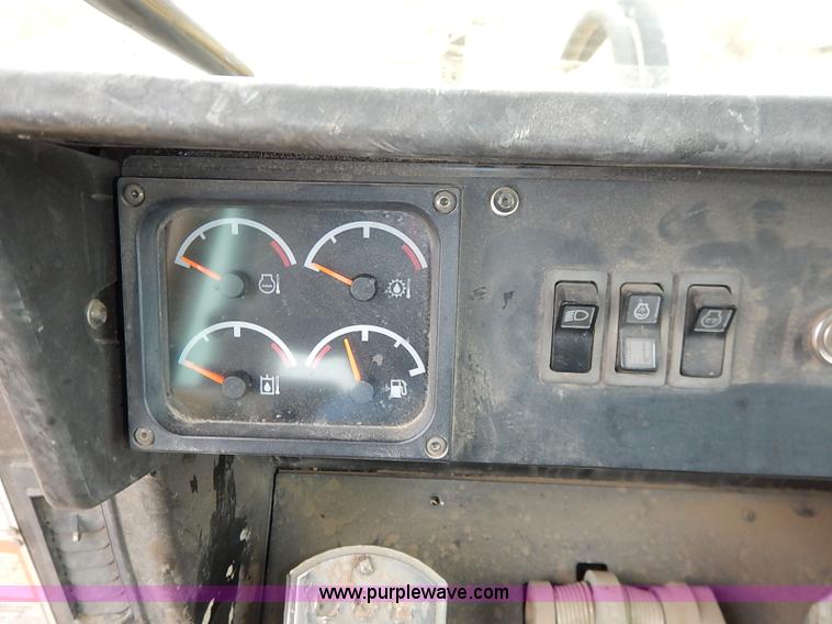 image for item I2446 1998 Caterpillar 953C track loader