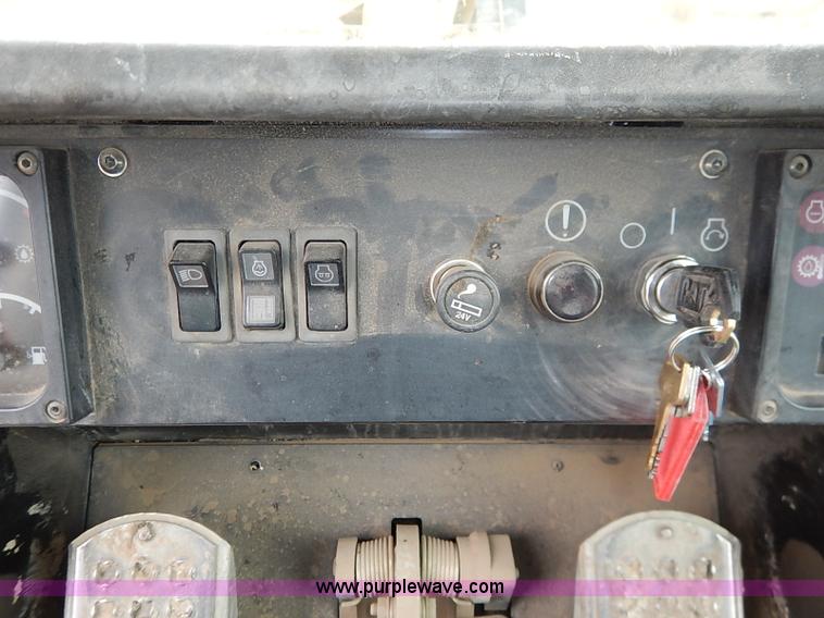 image for item I2446 1998 Caterpillar 953C track loader