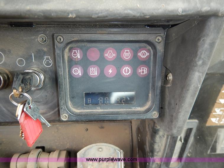 image for item I2446 1998 Caterpillar 953C track loader