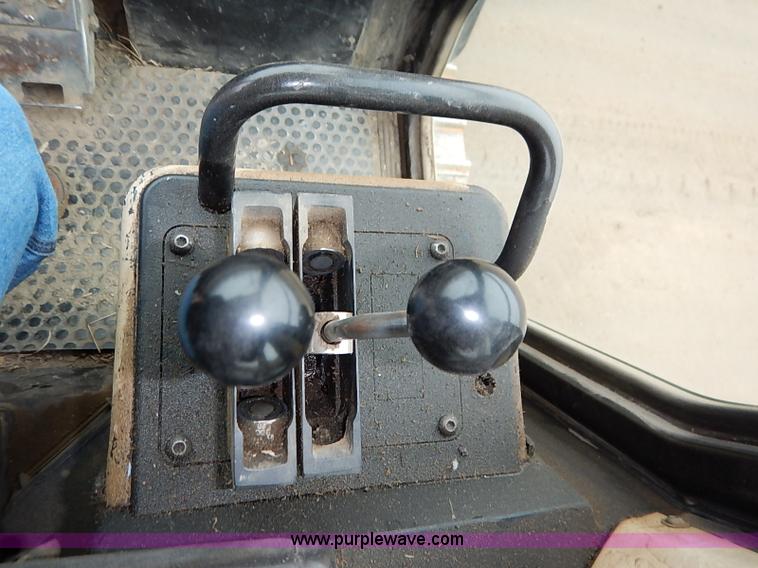 image for item I2446 1998 Caterpillar 953C track loader