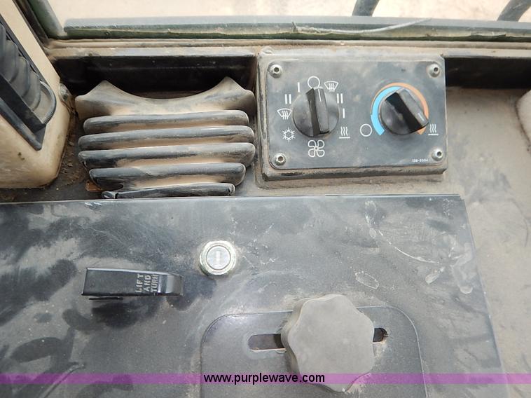 image for item I2446 1998 Caterpillar 953C track loader