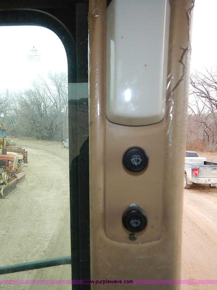 image for item I2446 1998 Caterpillar 953C track loader