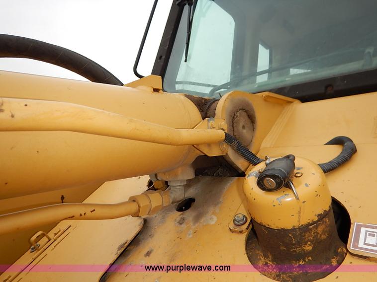image for item I2446 1998 Caterpillar 953C track loader