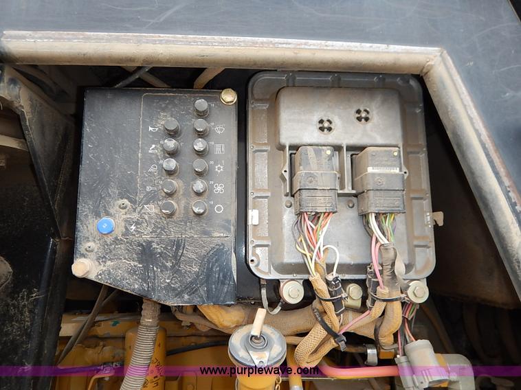 image for item I2446 1998 Caterpillar 953C track loader