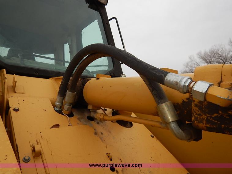 image for item I2446 1998 Caterpillar 953C track loader