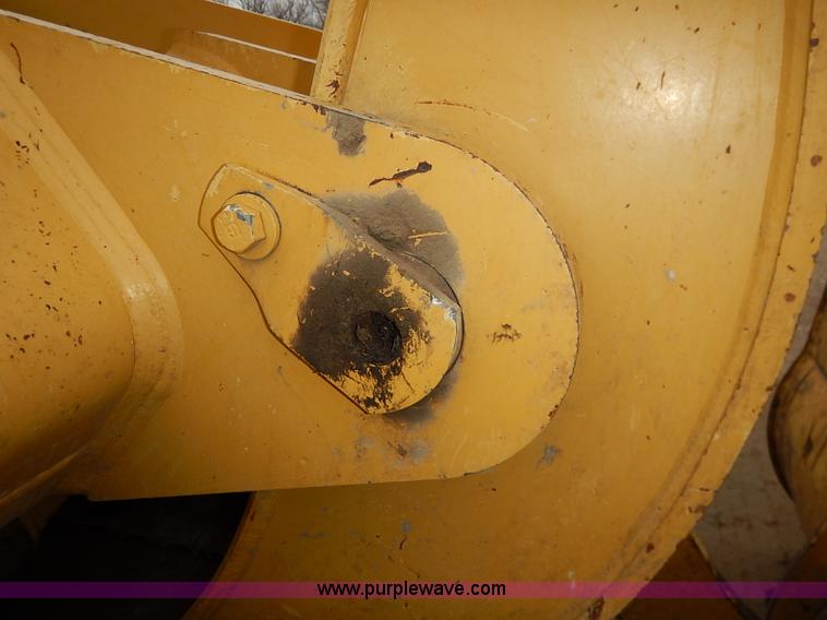 image for item I2446 1998 Caterpillar 953C track loader