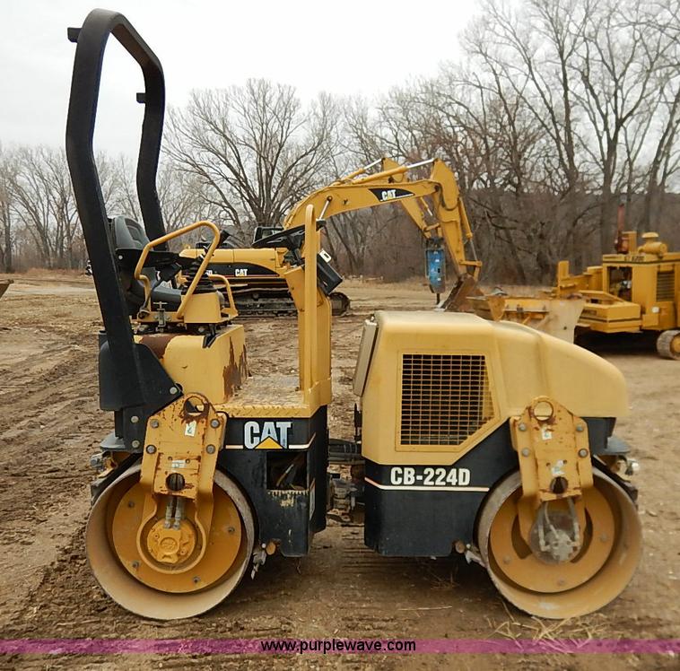 image for item I2447 2000 Caterpillar CB-224D smooth drum roller