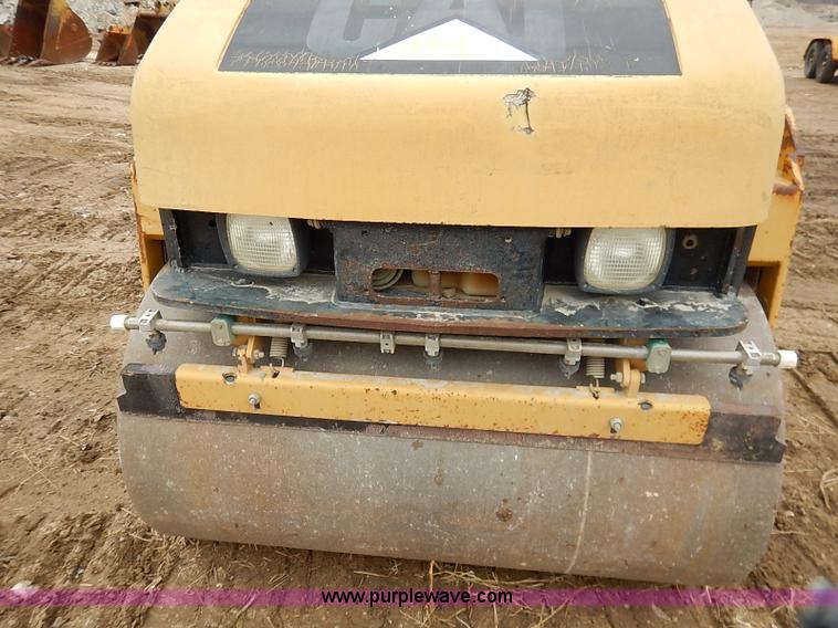 image for item I2447 2000 Caterpillar CB-224D smooth drum roller