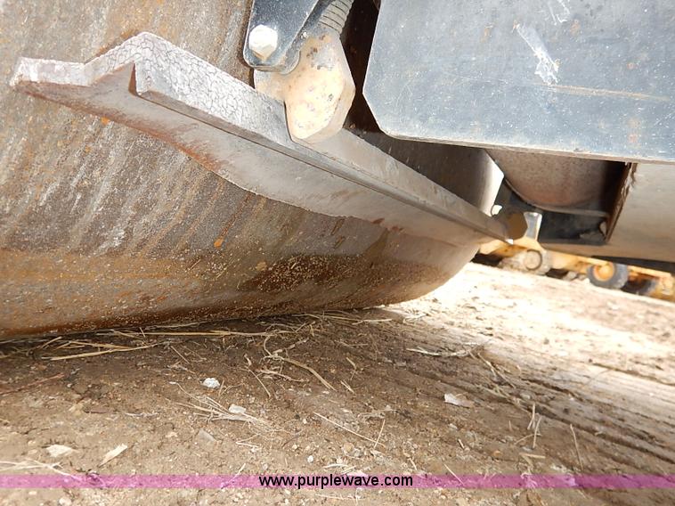 image for item I2447 2000 Caterpillar CB-224D smooth drum roller