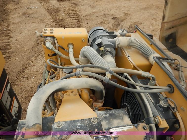 image for item I2447 2000 Caterpillar CB-224D smooth drum roller